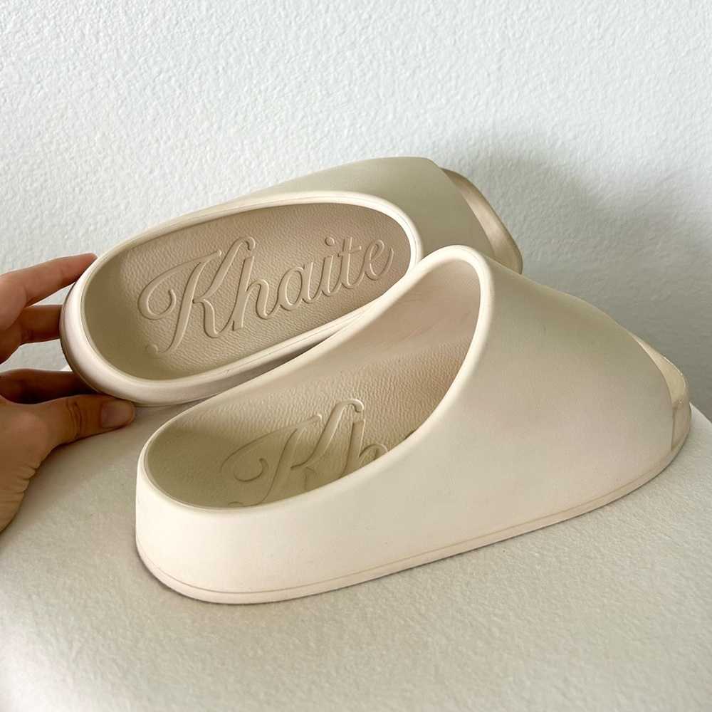 KHAITE The Brighton Rubber Slide in Cream